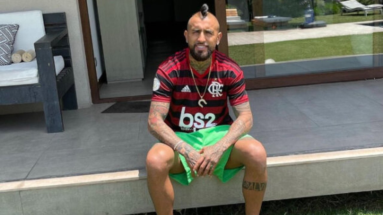 Vidal é recepcionado por flamenguistas em desembarque no Rio: ‘Muito feliz’