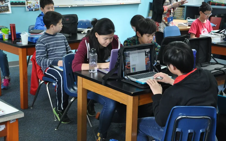 China vai proibir acesso de menores à internet por celulares durante a noite