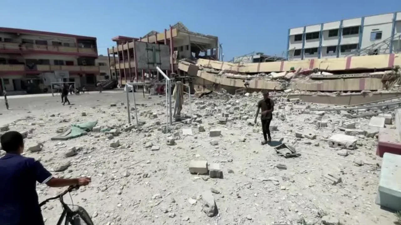 Ataque israelense atinge escola usada como abrigo na Faixa de Gaza
