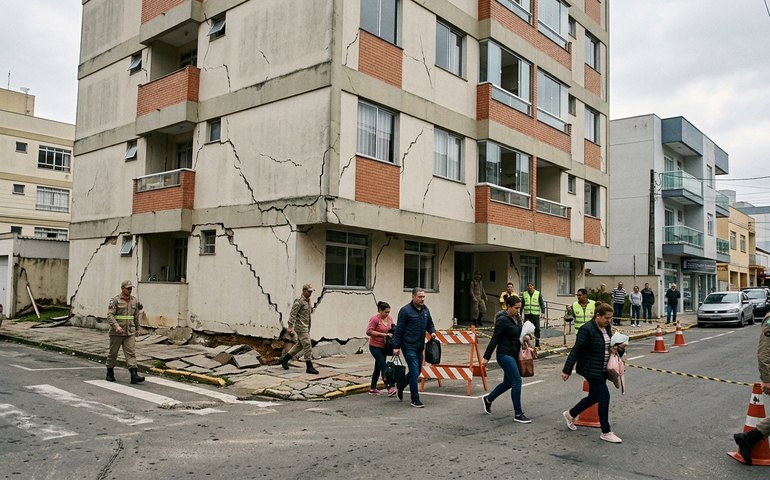 Prédio em Itajaí afunda e força evacuação emergencial