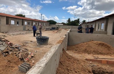 Seinfra vistoria andamento de obras de habitação em Carneiros