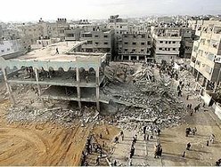 Escombros de prédio destruído por ataque aéreo israelense; número de mortos já passa de 700 em Gaza