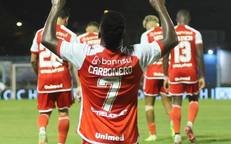 Com um jogador a mais, Internacional faz gols no fim e vence o São José no Gaúcho