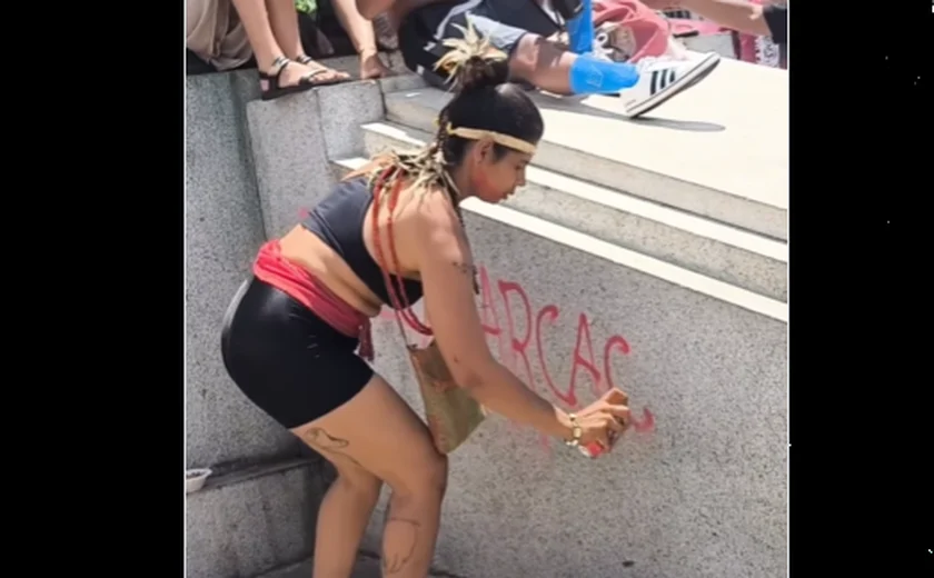 Manifestante é detida após pichar monumento histórico na Praça da Estação durante ato da esquerda