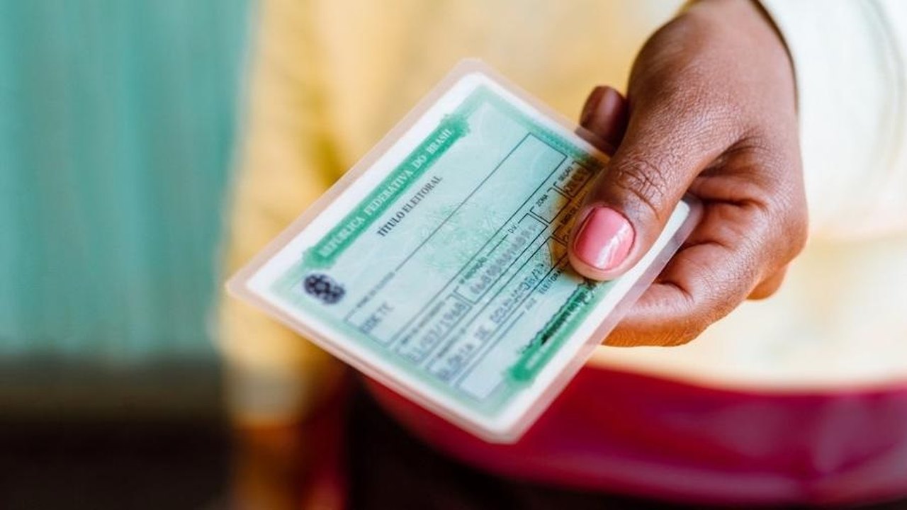 Eleitor que se recusar a entregar celular a mesário não poderá votar, afirma TSE