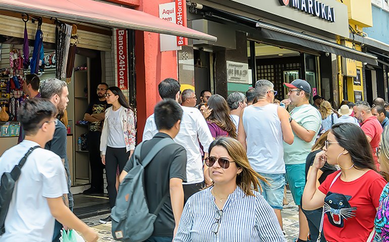 Comércio paulistano gera quase 5 mil empregos em maio, diz FecomercioSP
