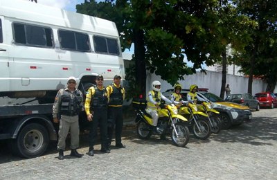 SMTT e PM apreendem transporte clandestino no Jacintinho