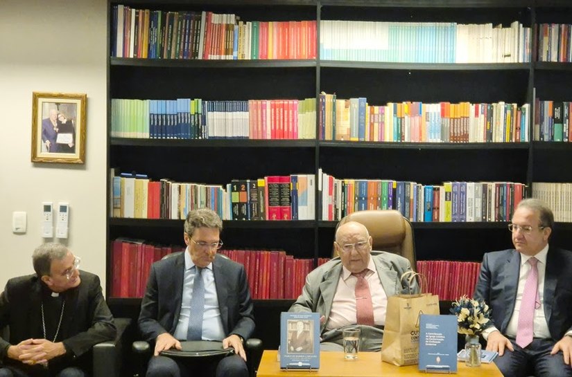 Professor Ives Gandra inaugura auditório em homenagem a Paulo de Barros Carvalho e lança obra coletiva