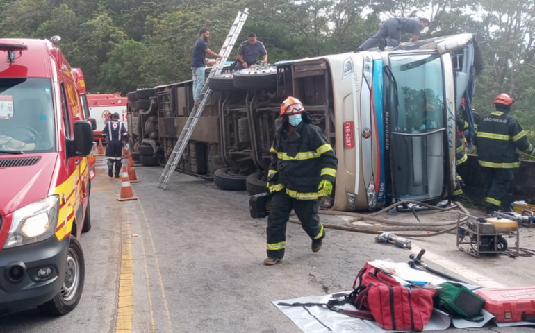 Ônibus tomba e deixa cinco pessoas mortas em rodovia paulista