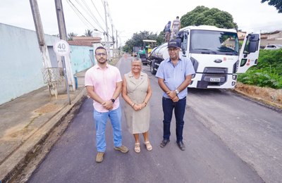 Tia Júlia vistoria aplicação de asfalto na Norte-Sul em Palmeira