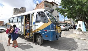 Após dias de alagamento, famílias retornam ao Largo da Aparecida em Aracaju