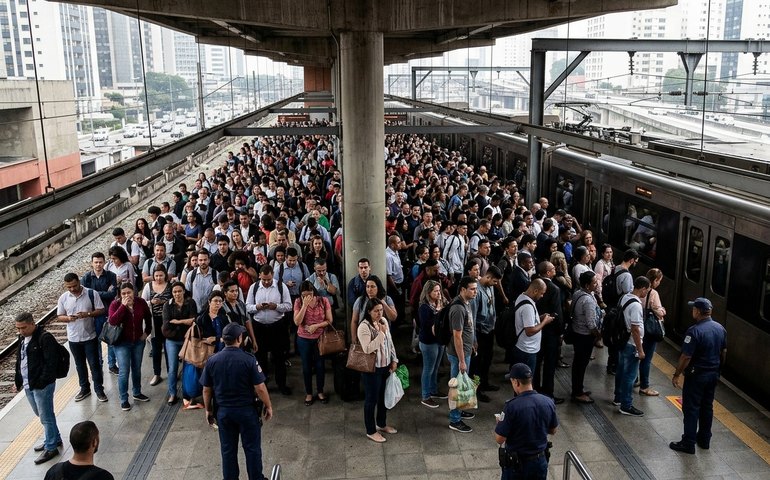Falha na Linha 9-Esmeralda causa transtornos a passageiros em São Paulo