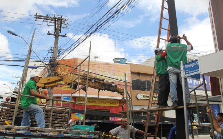 Prefeitura prioriza mobilidade urbana e reinstala semáforo no Centro de Arapiraca