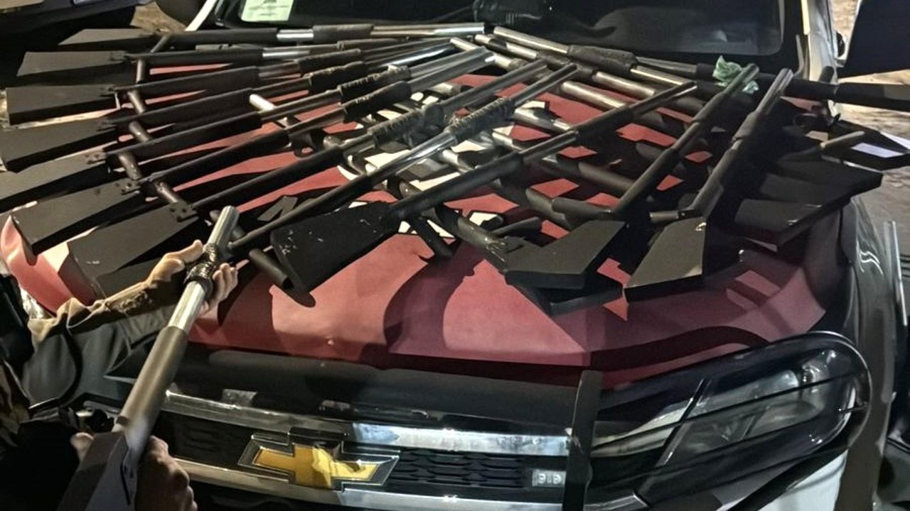 PM apreende 20 armas de fogo artesanais escondidas em caixa d’água no Trapiche, em Maceió