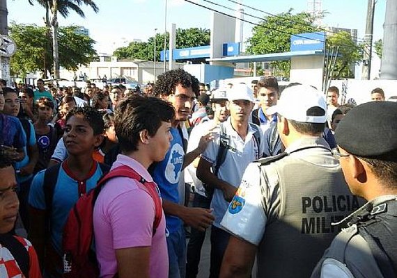 Alunos protestam em Maceió pela falta de transporte escolar