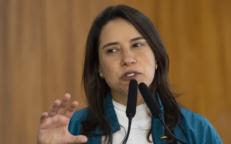 Governadora de Pernambuco é vaiada em evento com Lula e reage: 'Se fosse homem, não aconteceria'