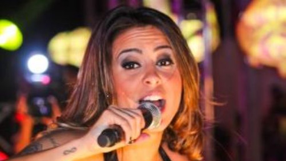 Com decote generoso, Alinne Rosa comanda Carnaval fora de época