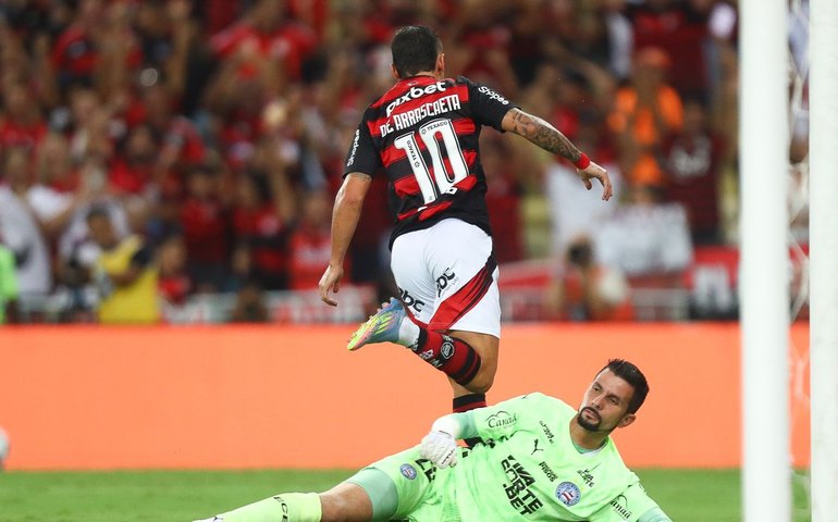 Flamengo vence com gol de Arrascaeta e lidera o Brasileiro