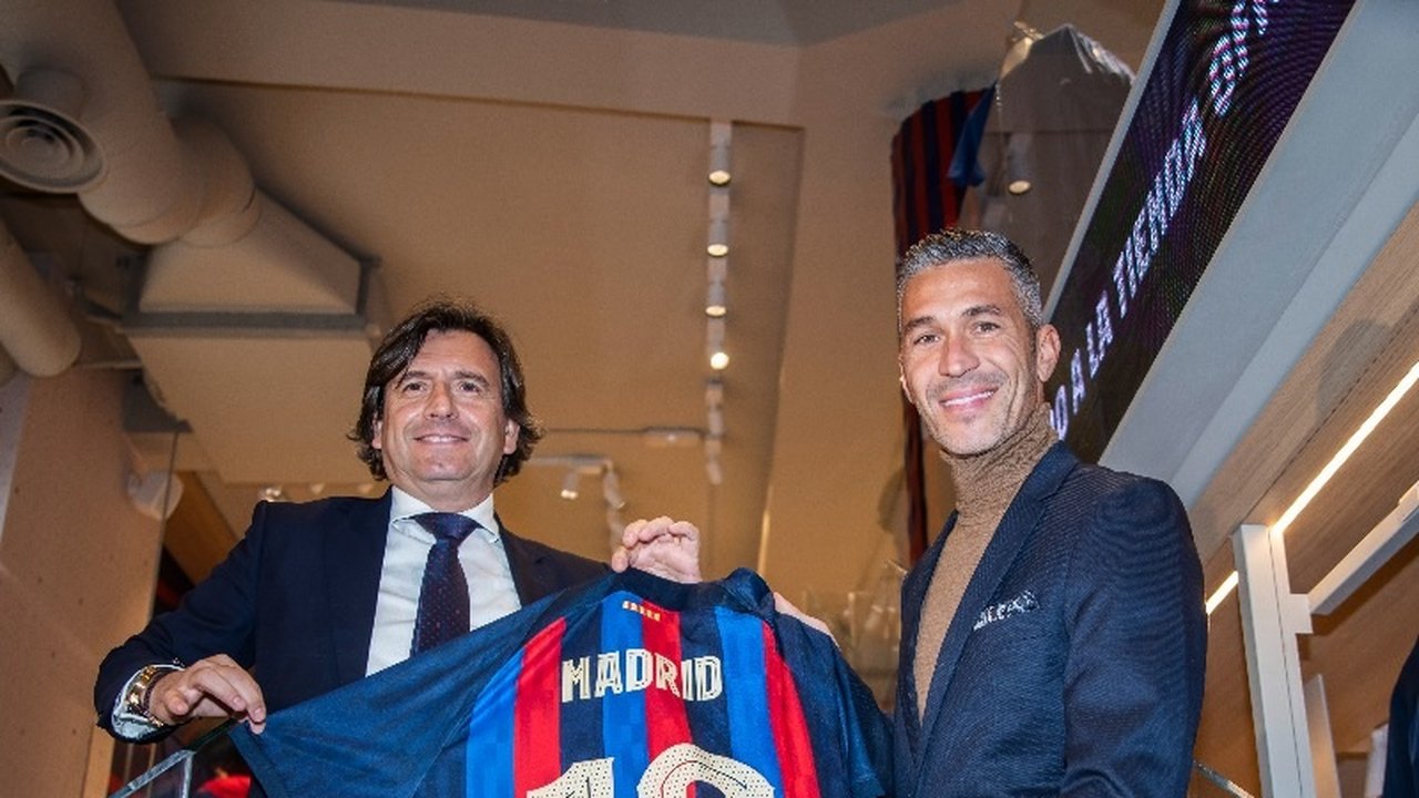 Barcelona inaugura loja oficial em Madri com presença do ex-jogador Luis García