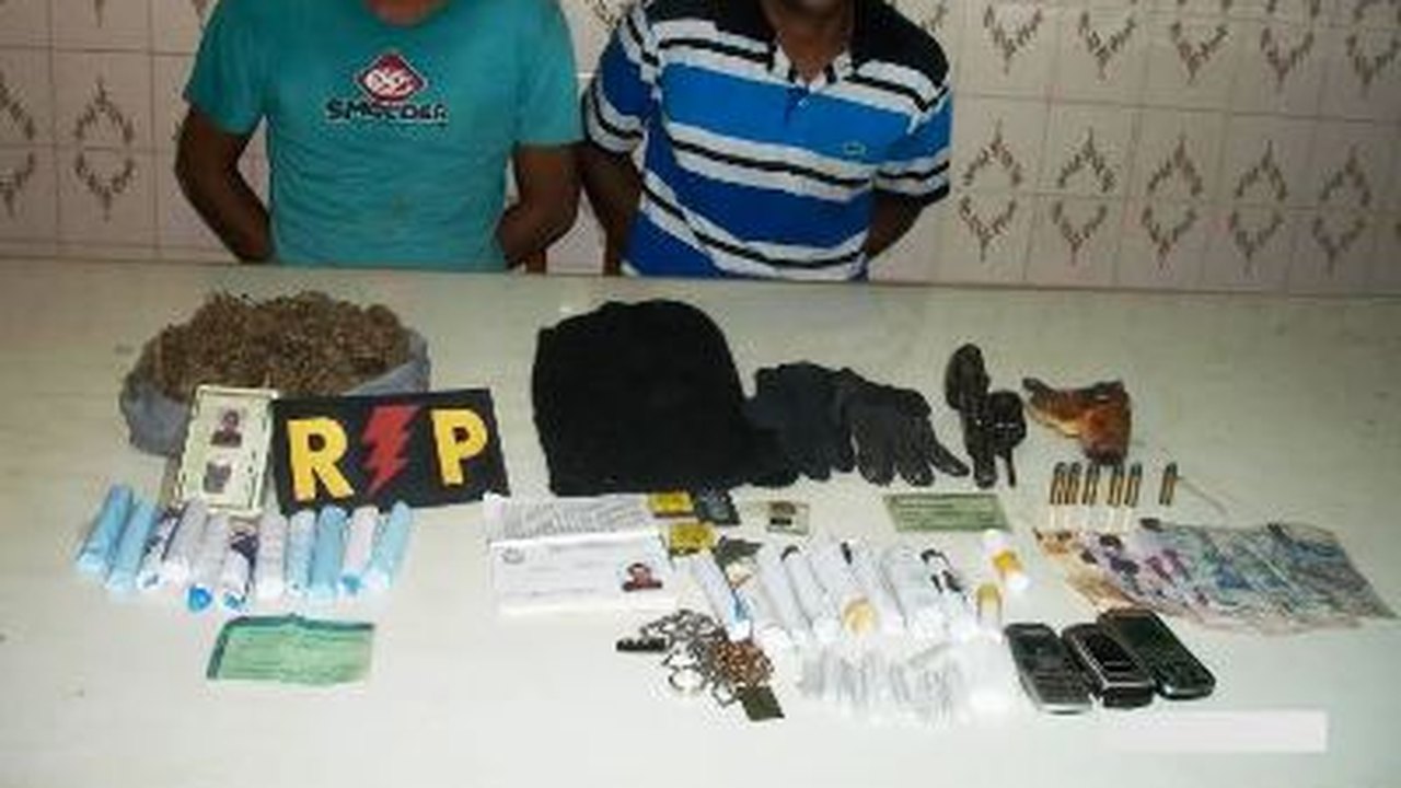 PM cumprem mandado, prendem dois e apreendem armas e drogas em Cacimbinhas