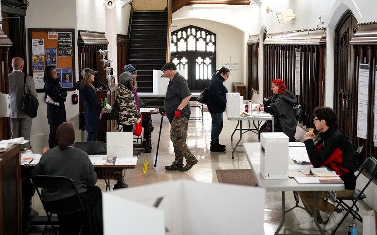 Canadenses vão às urnas em eleição dominada por preocupações com Trump