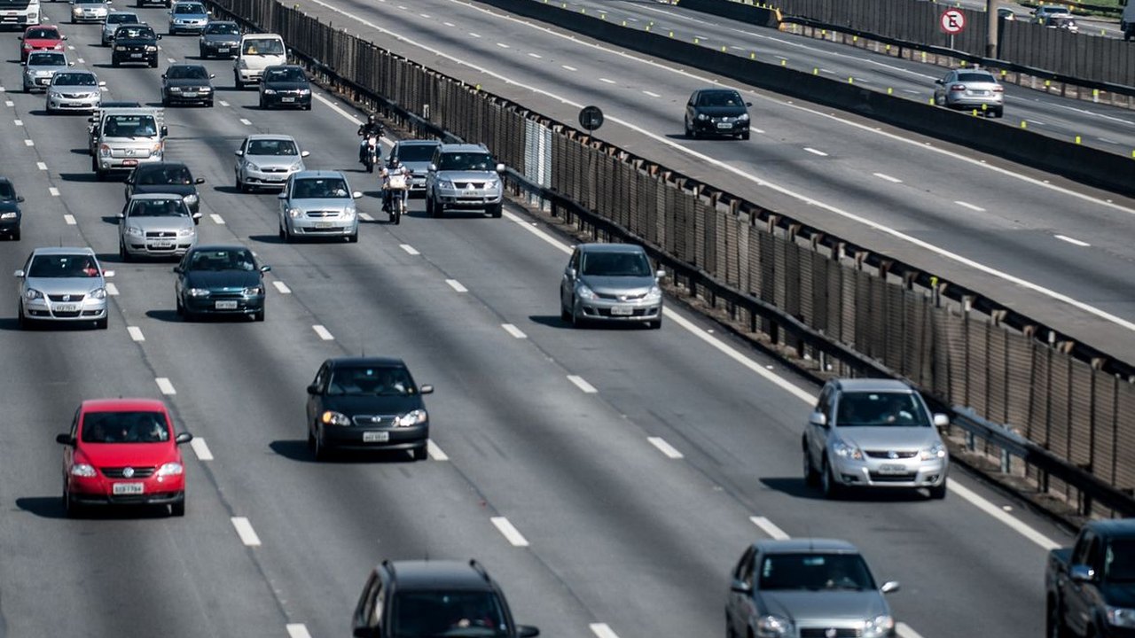 Ciclone provoca quedas de árvores e acidentes: rodovias do Rio têm interdições neste sábado