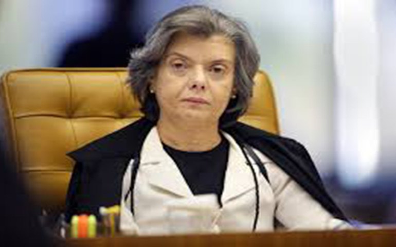 Cármen Lúcia segue Fachin e mantém Weintraub no inquérito das fake news