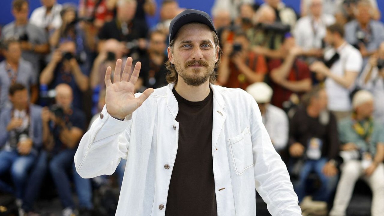 Luca Marinelli será Mussolini em série dirigida por Joe Wright