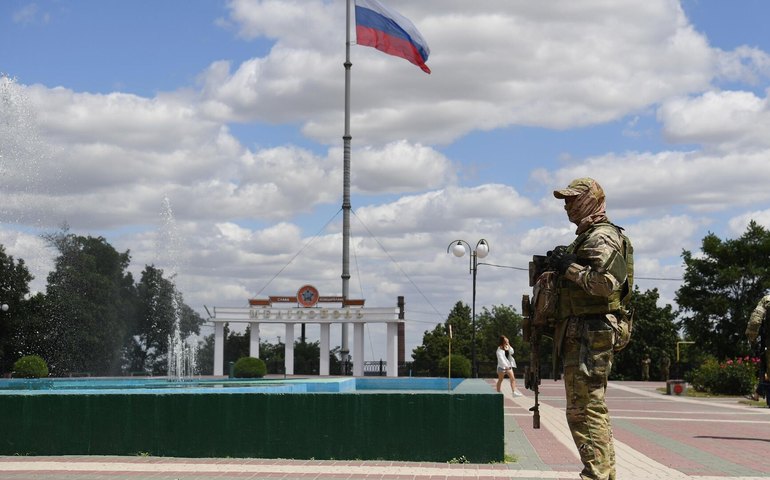 Avião com 307 soldados russos libertados de cativeiro na Ucrânia pousa perto de Moscou