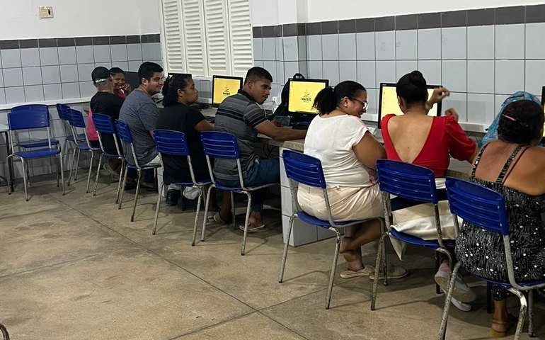 Projeto promove inclusão digital para estudantes da Educação de Jovens, Adultos e Idosos