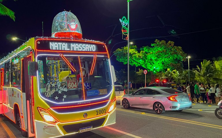 Crianças visitam decoração natalina da orla marítima