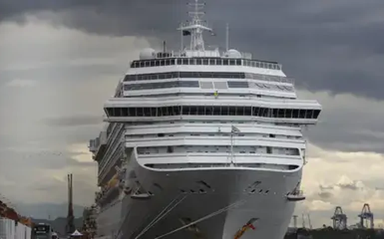 Cruzeiro que deveria navegar pelo mundo por mais de 3 anos está preso na Irlanda do Norte há mais de 3 meses