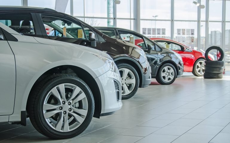 Fitch corta em 300 mil previsão de vendas de veículos leves nos EUA sob impacto de tarifas