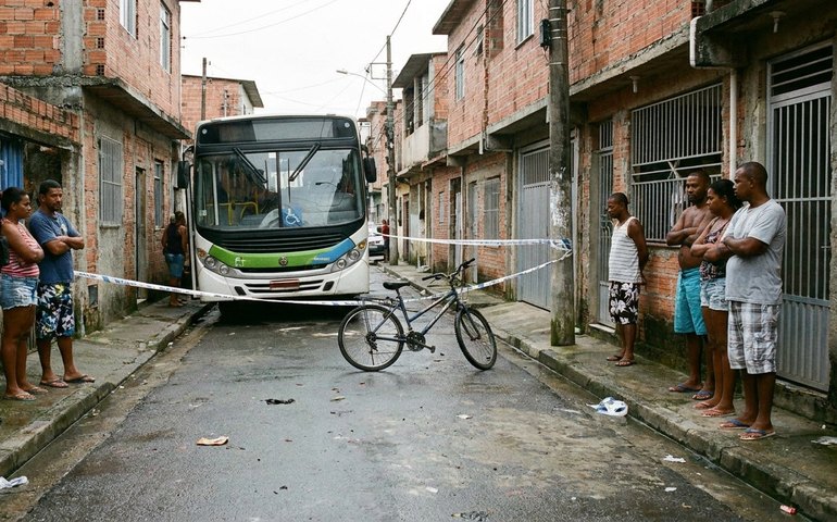 Menino de 9 anos morre em colisão entre bicicleta elétrica e ônibus no Complexo do Alemão