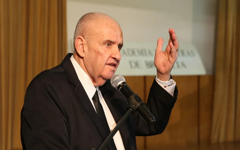 Carlos Nejar cria 'Quixote às avessas' e aposta na ética da cavalaria em novo romance