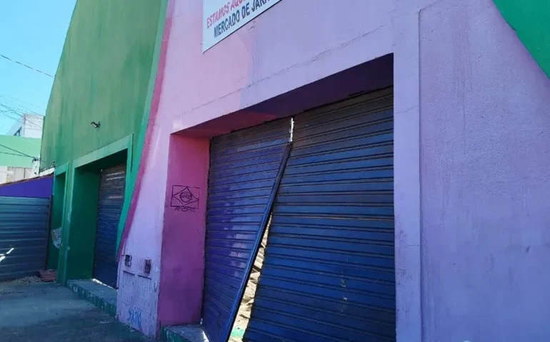 Parte do teto do Mercado de Jaraguá desaba durante reforma