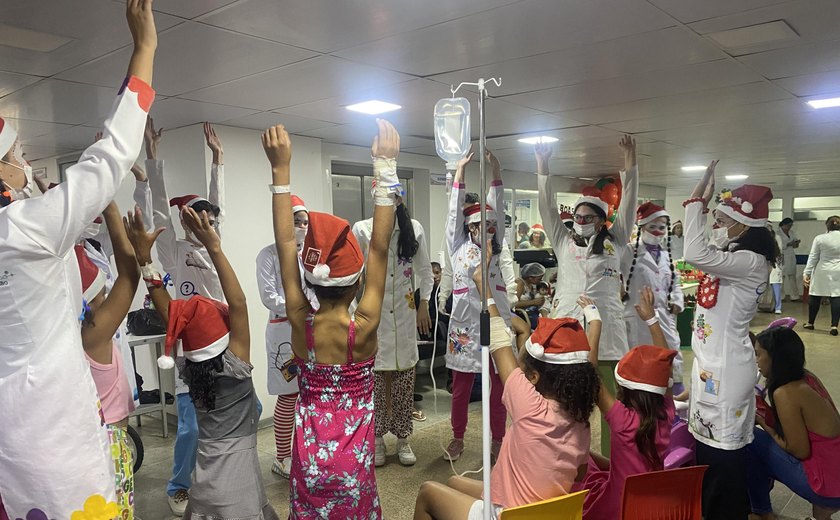 Papai Noel visita crianças internadas na Pediatria do Hospital Geral do Estado