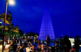 A árvore de natal do Marco dos Corais a favor do Turismo de Maceió