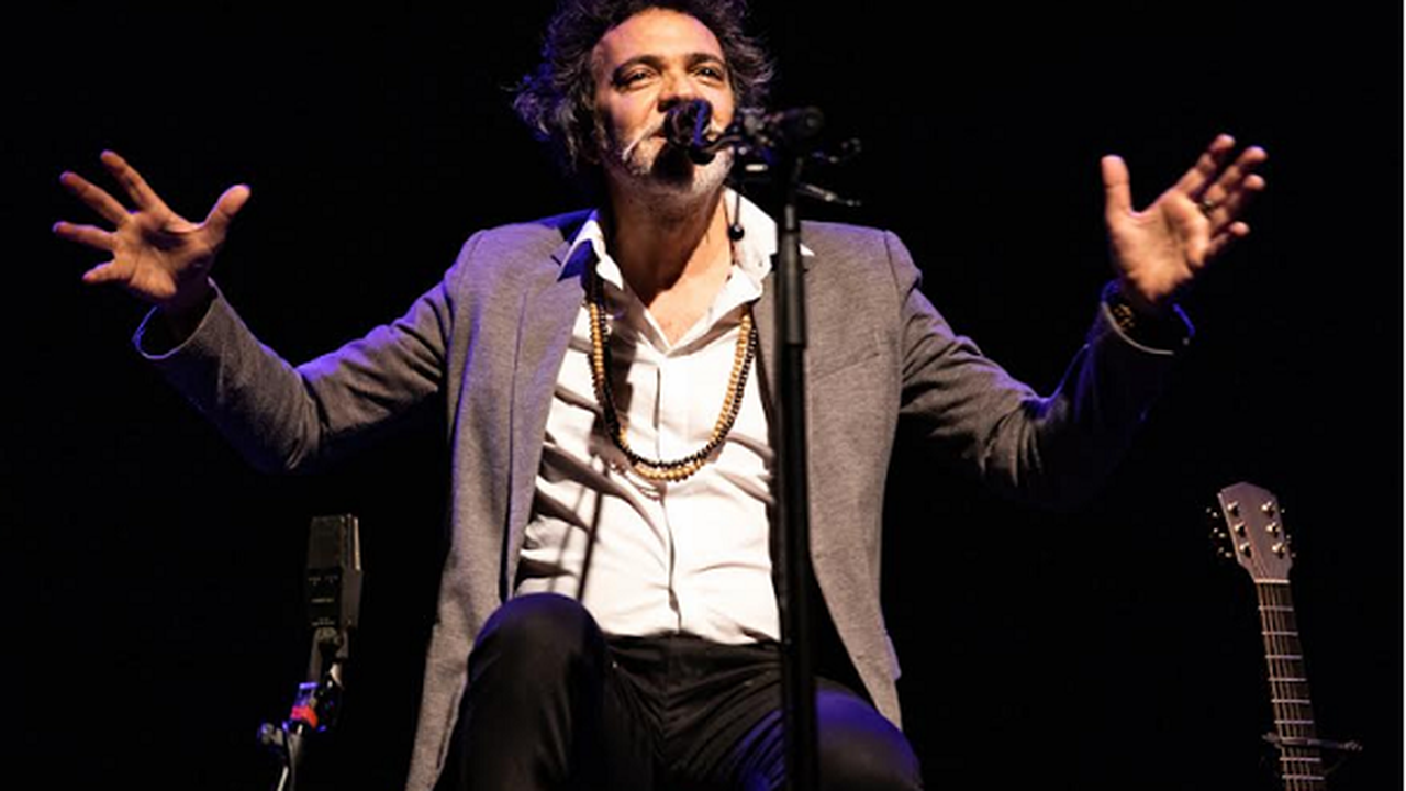 Paulinho Moska toca seus violões no Teatro Rival