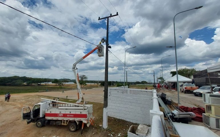 SIPE realiza manutenção e melhoramento na iluminação da orla de Penedo e no aterro da Lagoa do Oiteiro