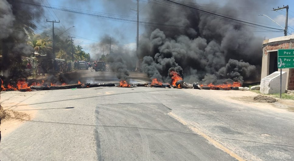 População bloqueia trânsito na Rodovia dos Náufragos após ação da Energisa na região / Foto: Foto: PM/ Reprodução