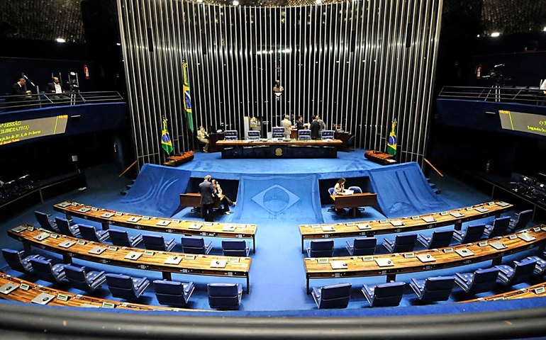 Senadores tomam posse e escolhem presidente da Casa neste domingo