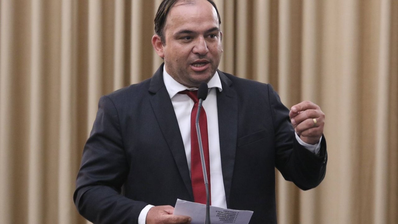 André Silva solicita reforma da 6ª Ciretran em Palmeira dos Índios