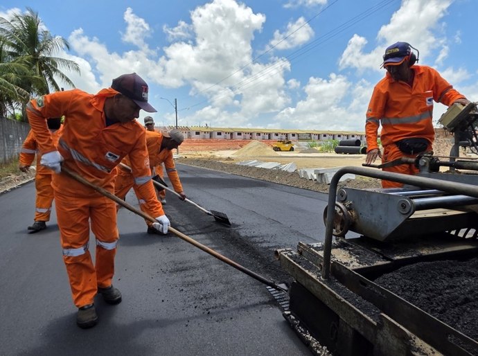 Prefeitura conclui último trecho de pavimentação da Av. Senador Arnon de Melo