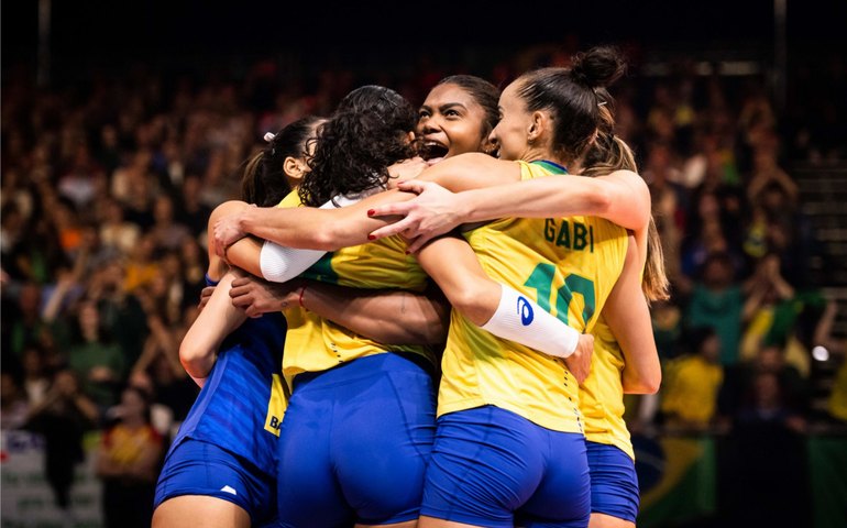 Brasil desafia invicta e atual campeã Sérvia por inédito título mundial de Vôlei