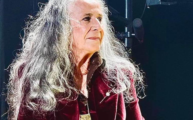 Maria Bethânia interrompe show no Rio e reclama: 'Me respeitem! Não vou cantar com esse som'