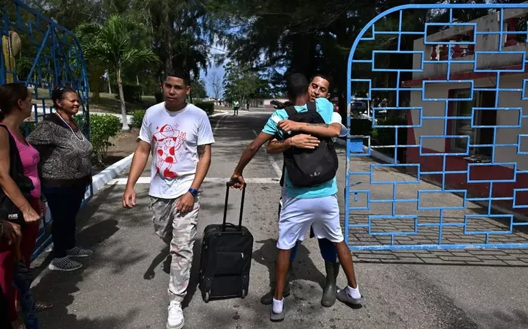 Cuba liberta 27 dos 51 presos prometidos ao Vaticano, diz ONG