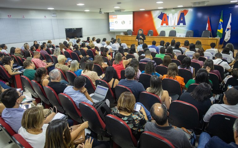 Educação e Undime promovem reunião técnica sobre o Programa Nacional do Livro Didático