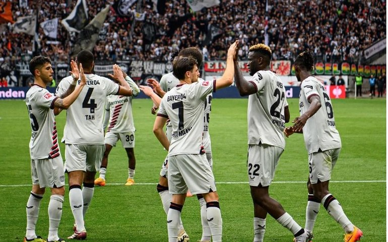 De Rossi prega 'força mental, paciência e coração' para Roma buscar virada sobre o Leverkusen