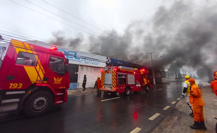 Bombeiros conseguiram debelar o incêndio e evitar que ele se propagasse para áreas vizinhas Bombeiros conseguiram debelar o incêndio e evitar que ele se propagasse para áreas vizinhas